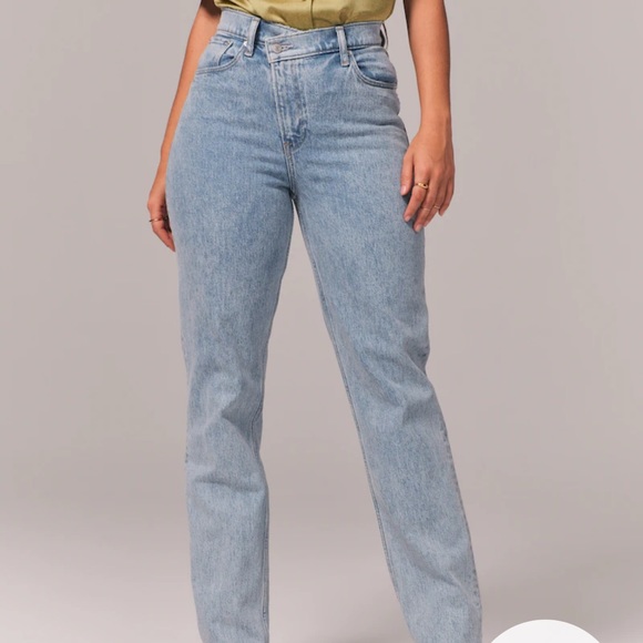 Abercrombie & Fitch Curve Love Ultra High Rise 90s Straight Jean - Picture 4 of 7